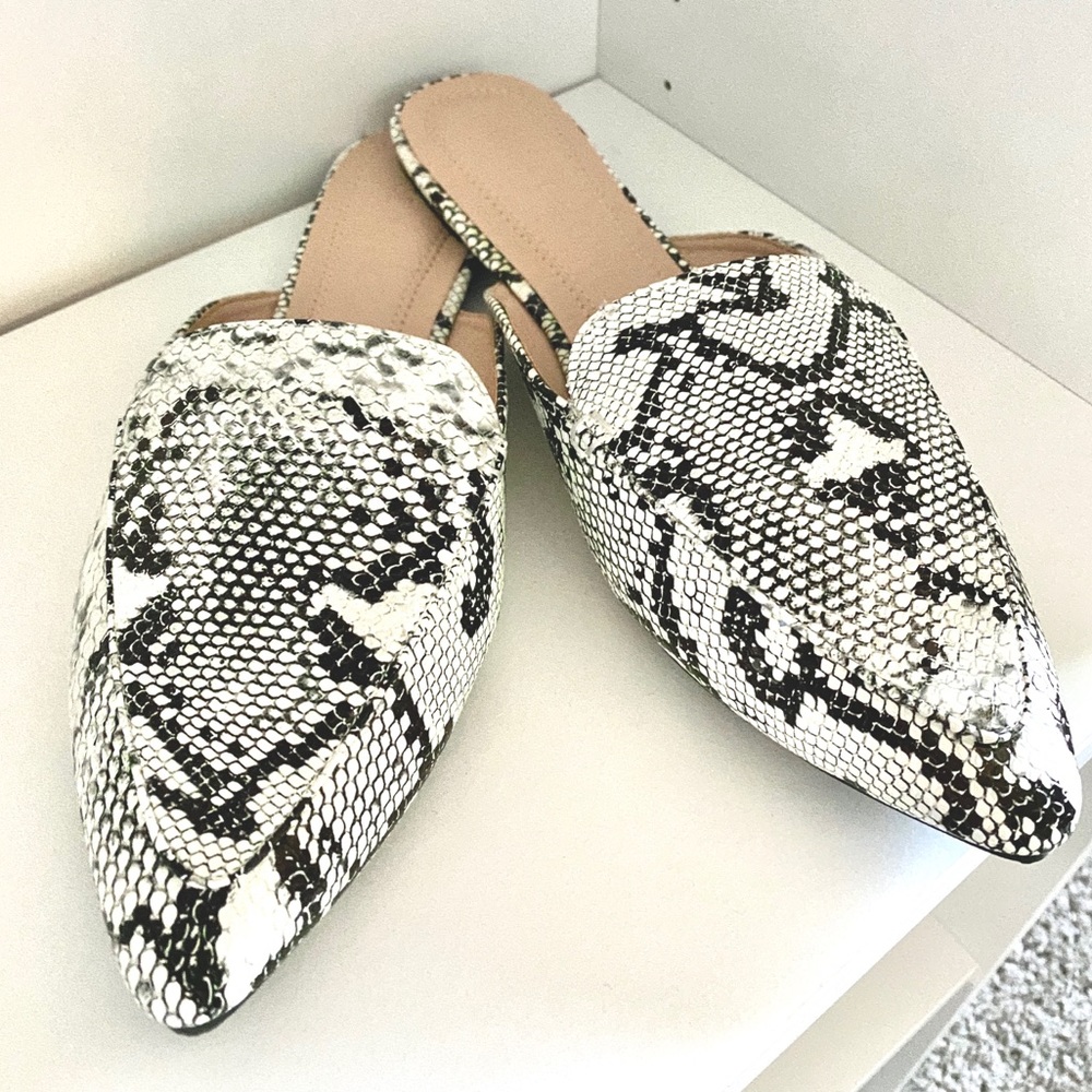 *BRAND NEW* Snakeskin Flat Mules